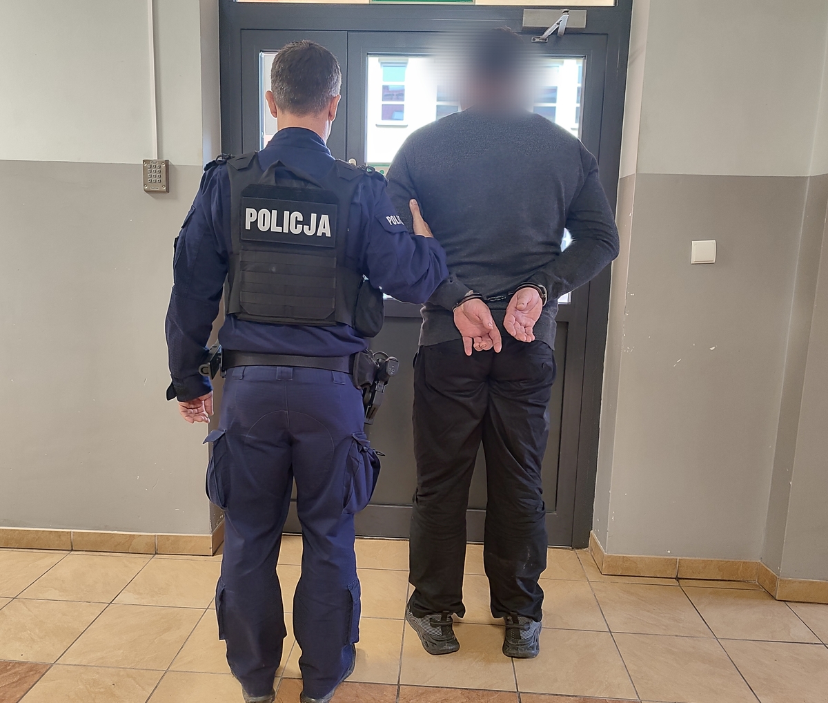 Policjant i zatrzymany mężczyzna
