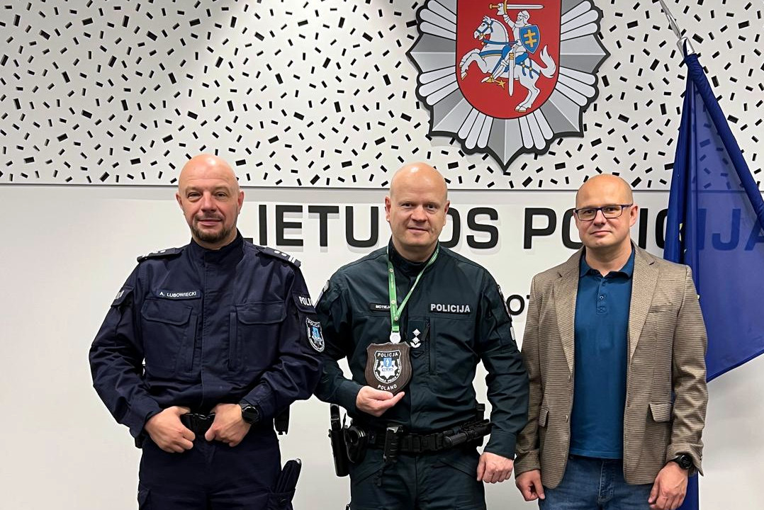 Policjanci biorący udział w zabezpieczeniu w Kownie