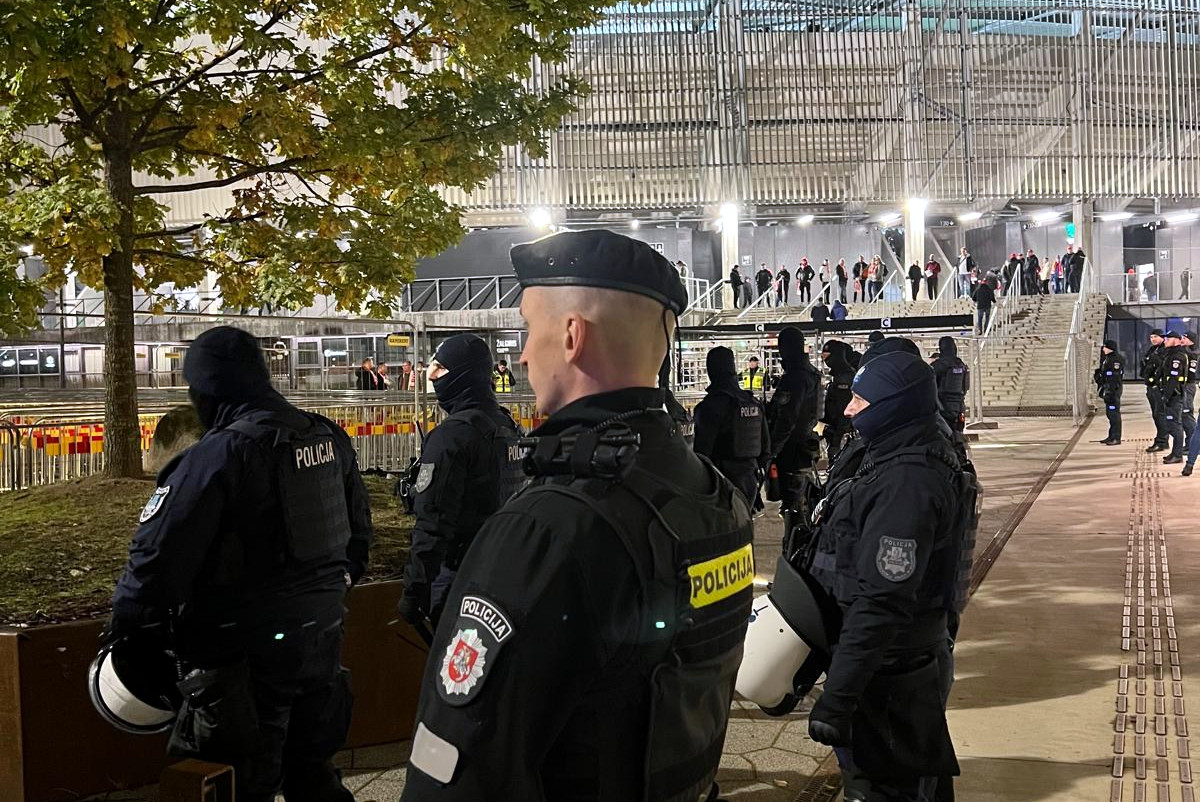 Policjanci biorący udział w zabezpieczeniu w Kownie
