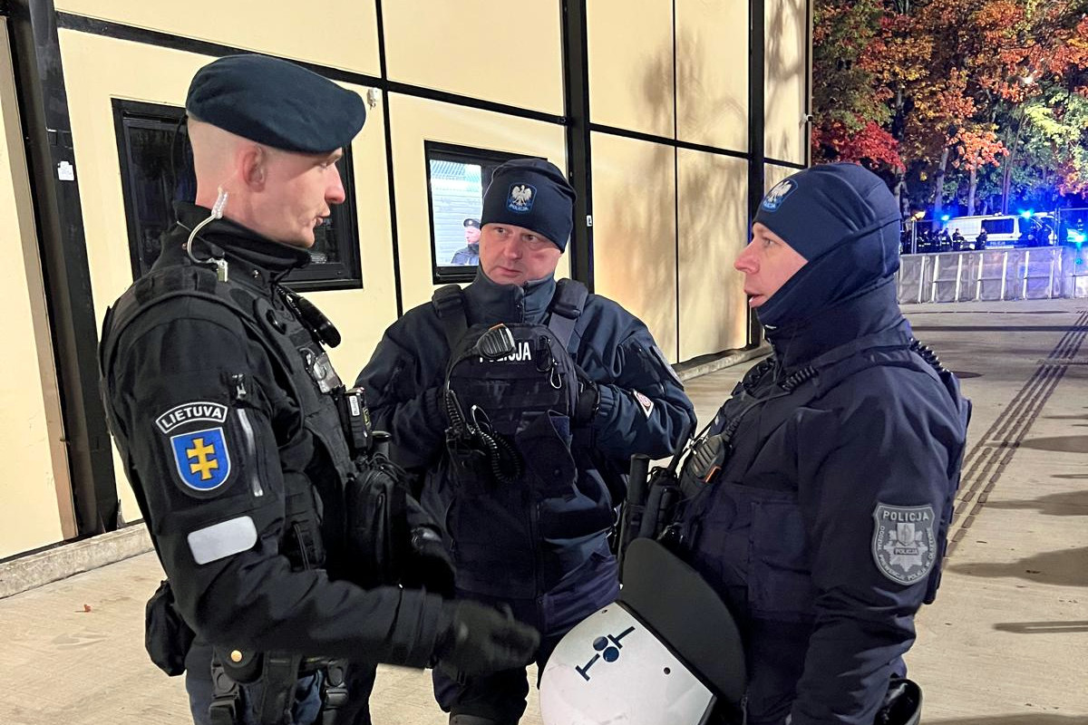 Policjanci biorący udział w zabezpieczeniu w Kownie