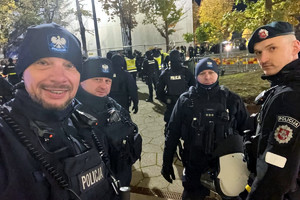 Policjanci biorący udział w zabezpieczeniu w Kownie