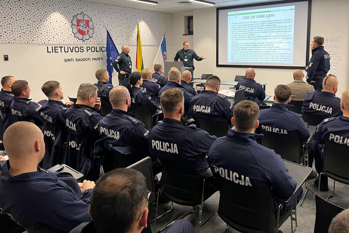 Policjanci biorący udział w zabezpieczeniu w Kownie