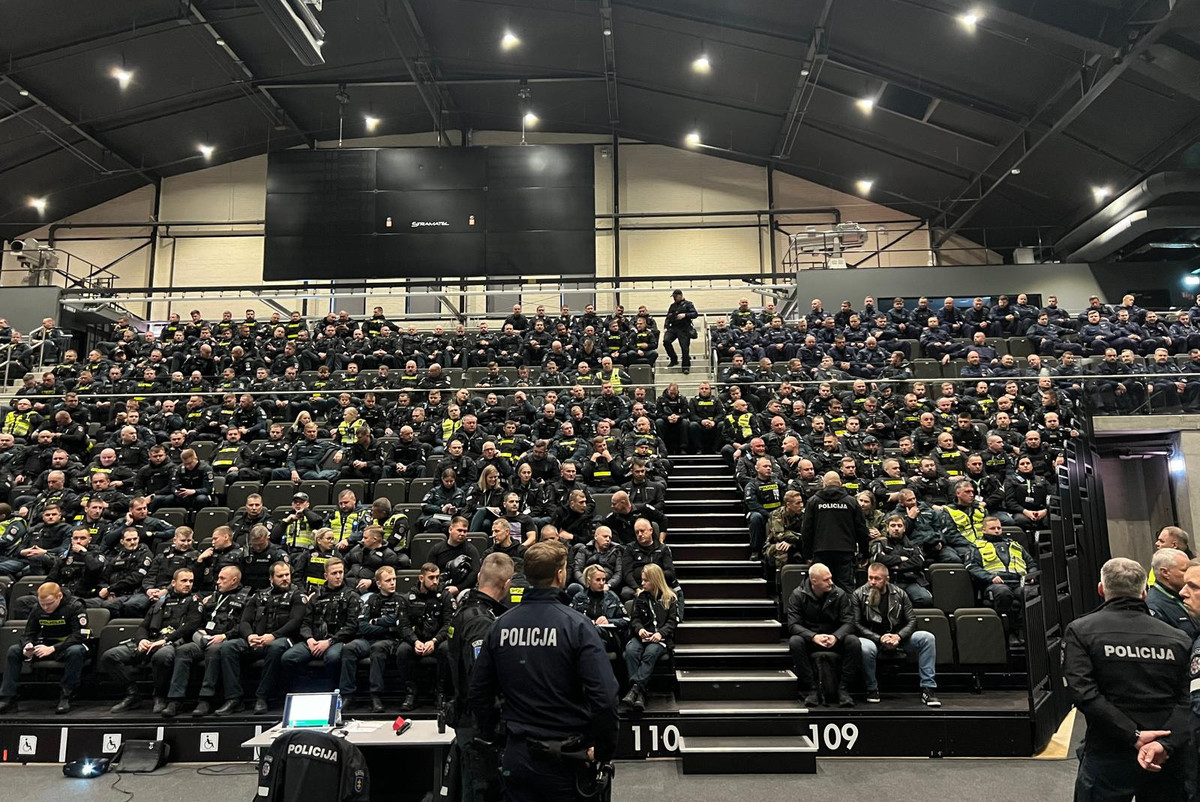 Policjanci biorący udział w zabezpieczeniu w Kownie
