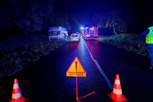 służby na miejscu wypadku drogowego