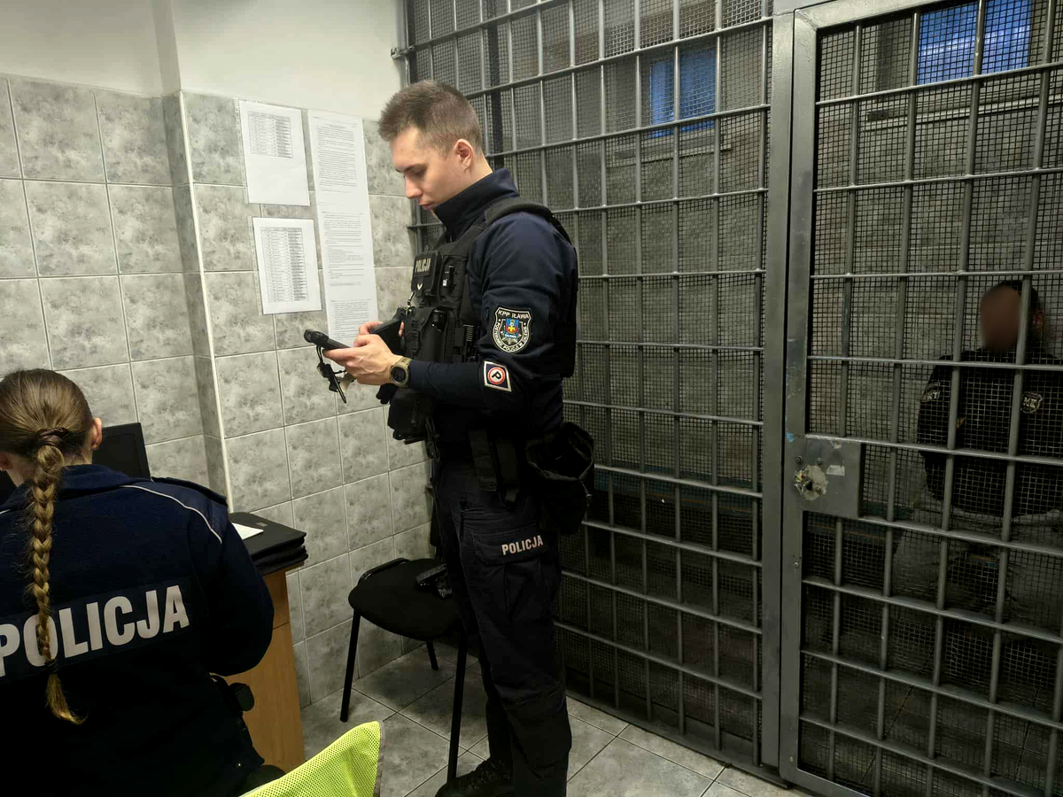 Policjanci i osoba zatrzymana