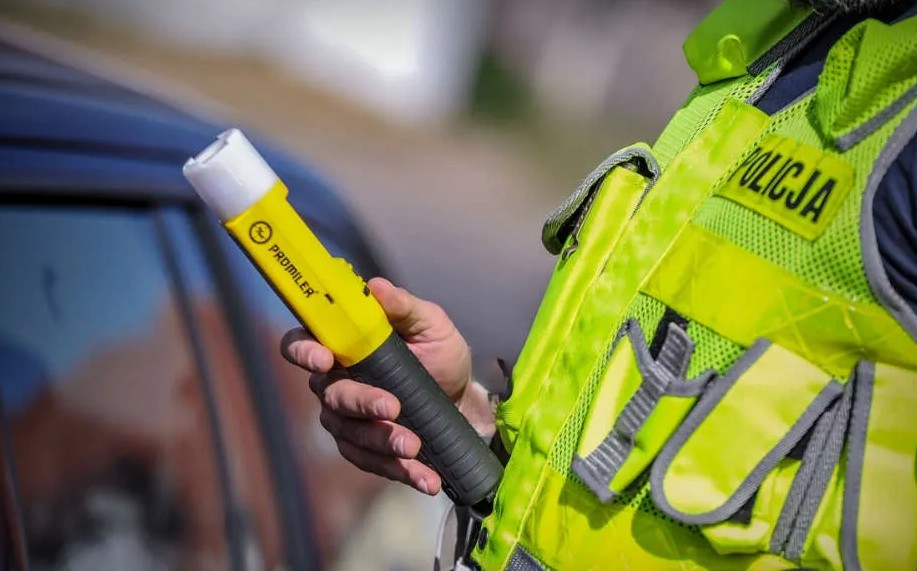Policjant z urządzeniem do badania stanu trzeźwości