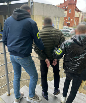 Policjanci i zatrzymany mężczyzna