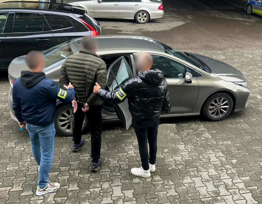 Policjanci i zatrzymany mężczyzna