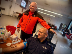Policjant podczas akcji oddawania krwi