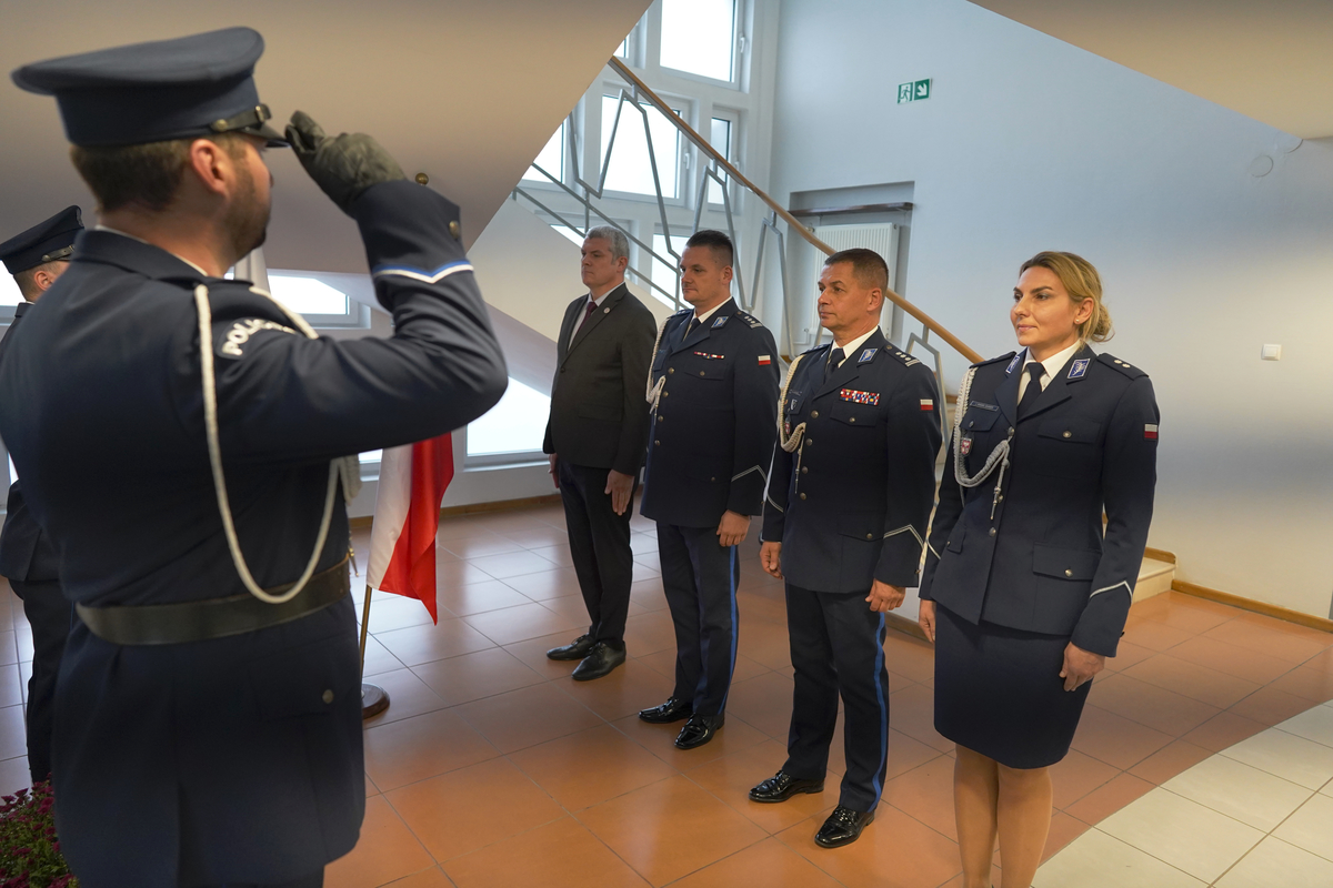 Kierownictwo KWP podczas składania znicza