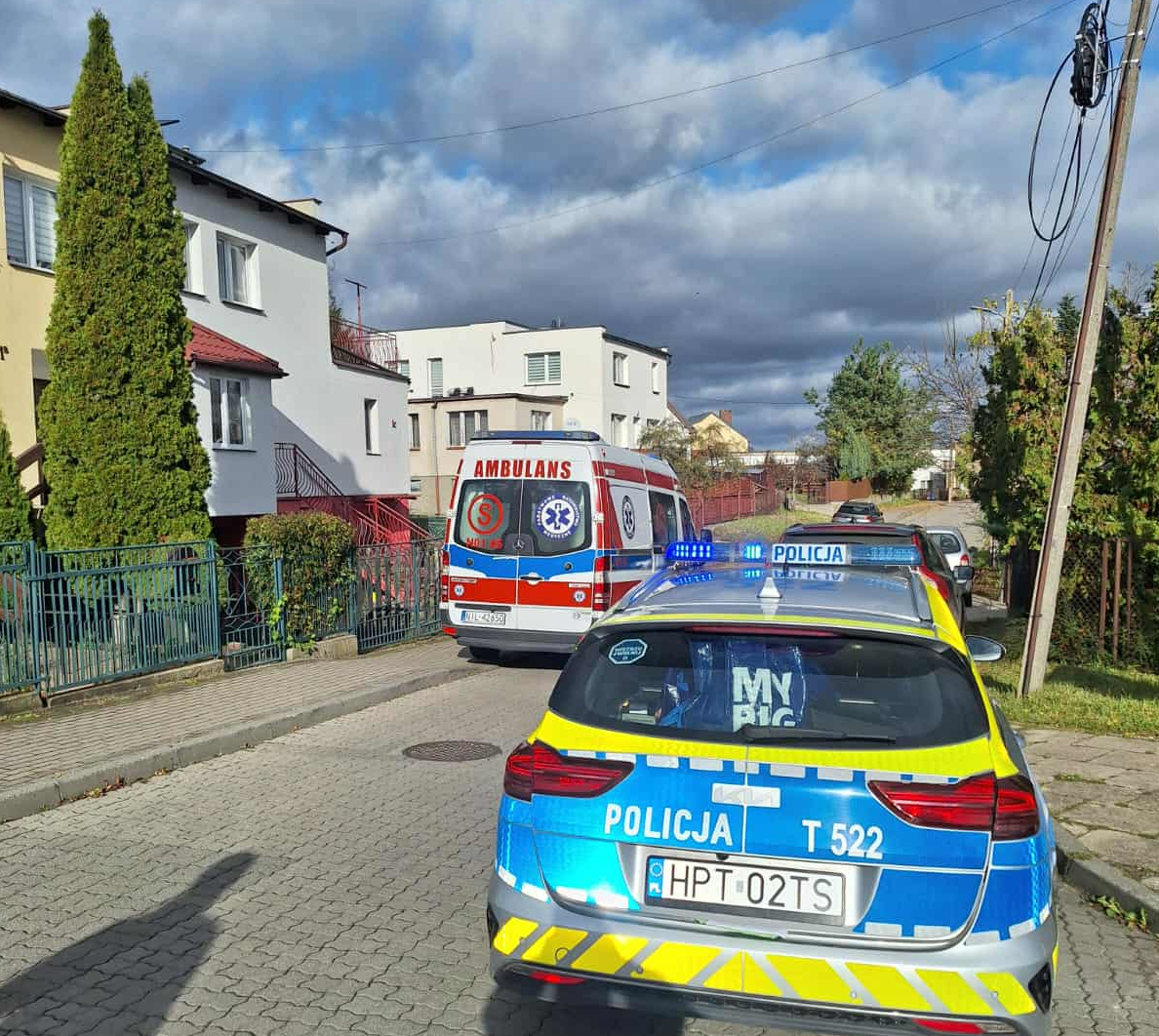 Radiowóz i karetka na ulicy