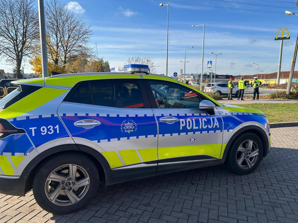Policyjny radiowóz i służby podczas zabezpieczenia