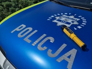 Policyjny radiowóz i alkomat