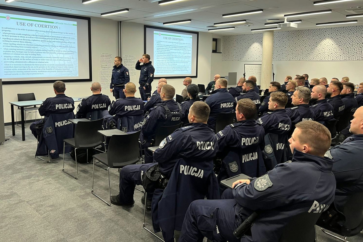 policjanci podczas zabezpieczenia meczu