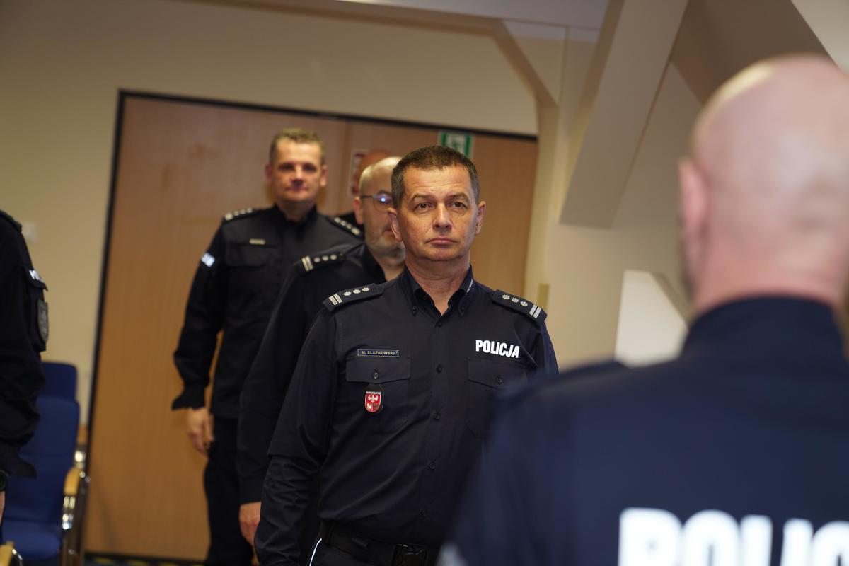 policjanci podczas spotkania z komendantami