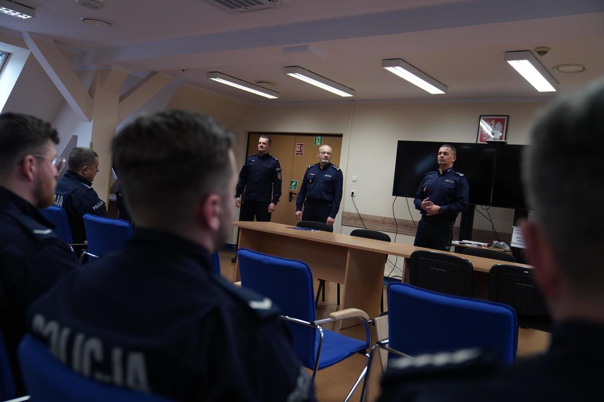 policjanci podczas spotkania z komendantami