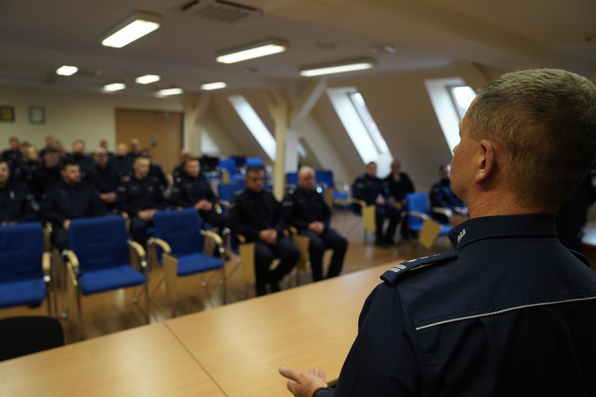 policjanci podczas spotkania z komendantami
