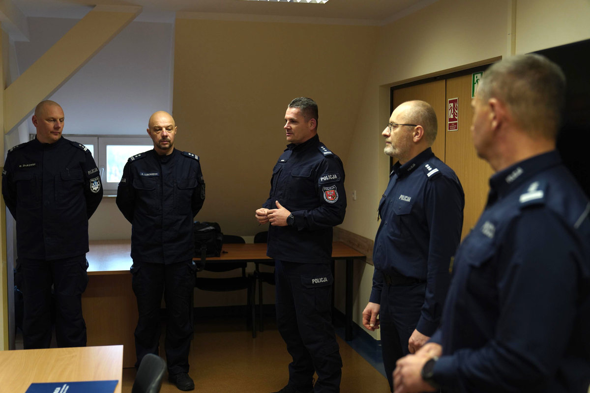 policjanci podczas spotkania z komendantami