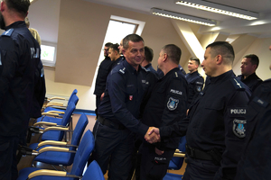 policjanci podczas spotkania z komendantami