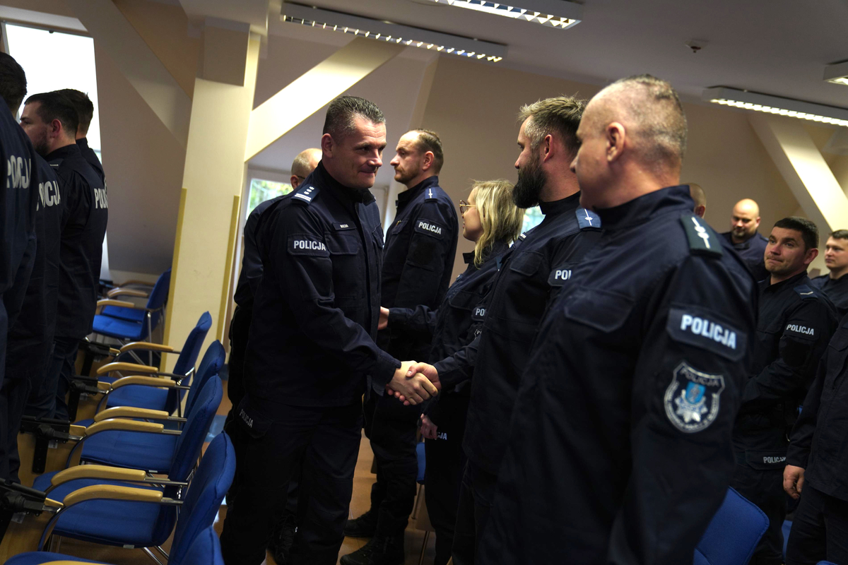 policjanci podczas spotkania z komendantami