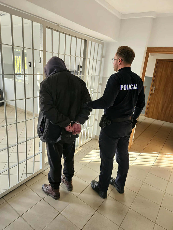 Policjant i zatrzymany mężczyzna