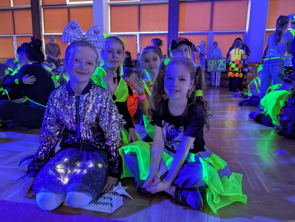 "Odblaskowy pokaz mody"