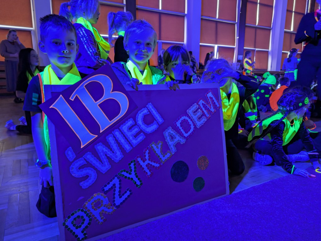 "Odblaskowy pokaz mody"