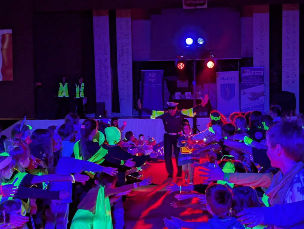 "Odblaskowy pokaz mody"