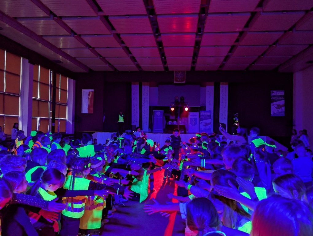 "Odblaskowy pokaz mody"