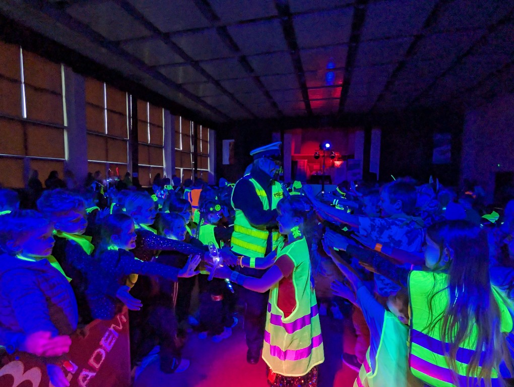 "Odblaskowy pokaz mody"