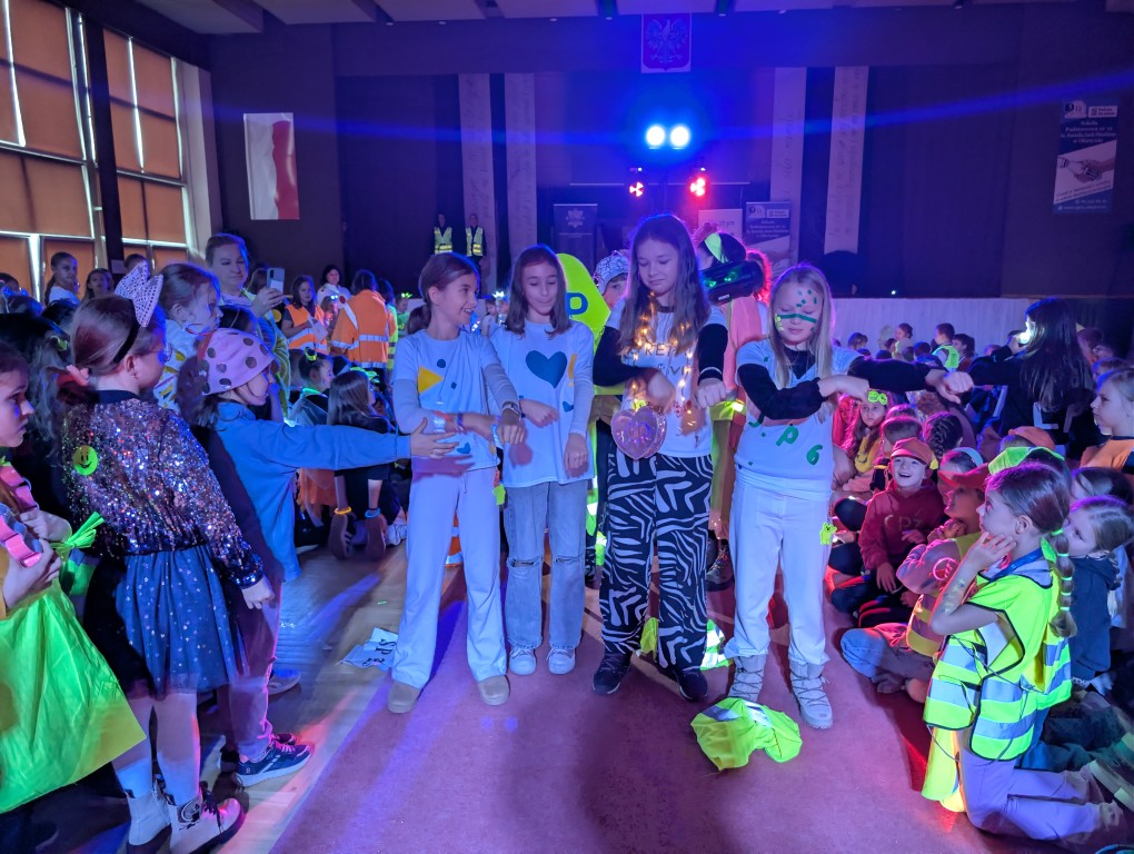 "Odblaskowy pokaz mody"