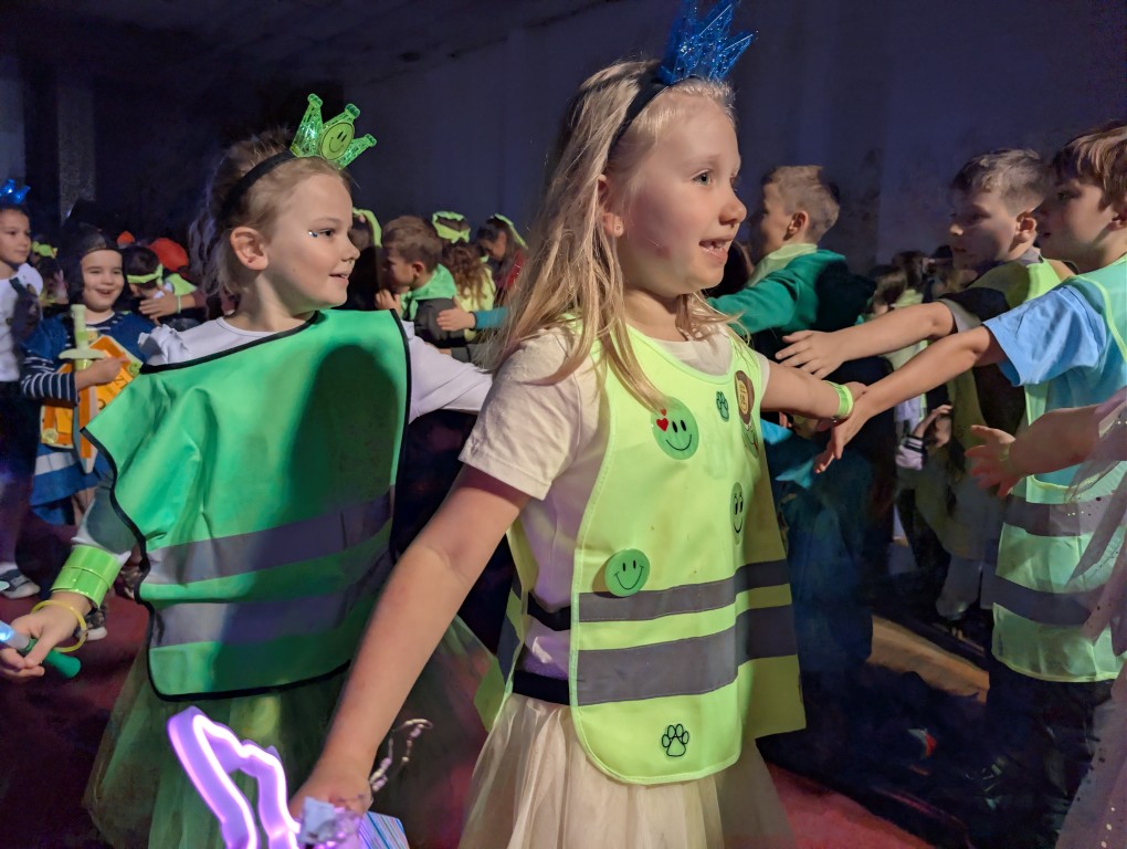 "Odblaskowy pokaz mody"