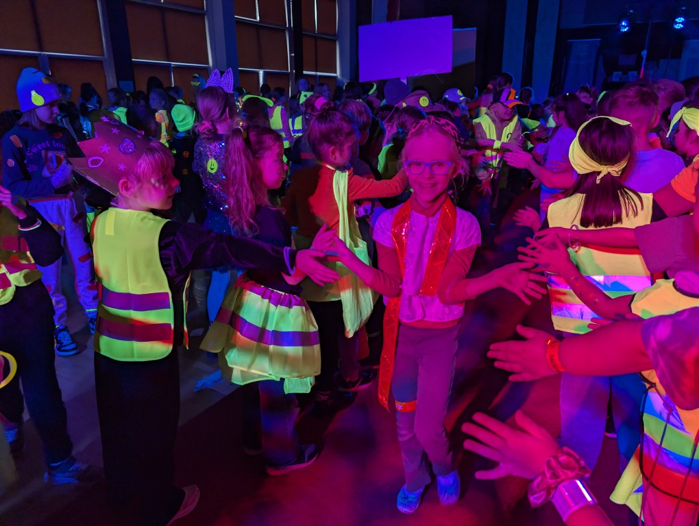 "Odblaskowy pokaz mody"