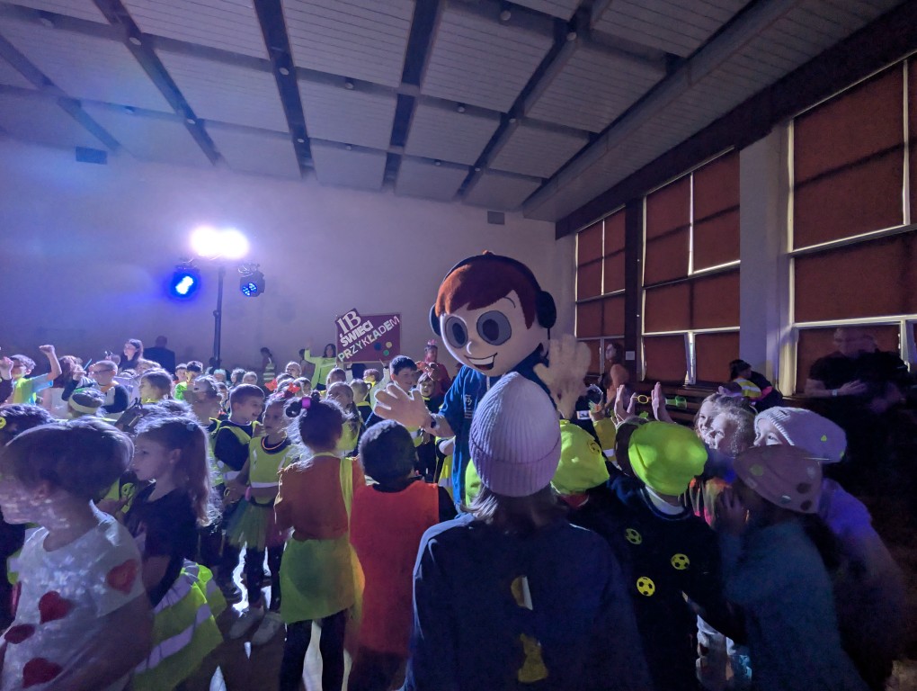 "Odblaskowy pokaz mody"