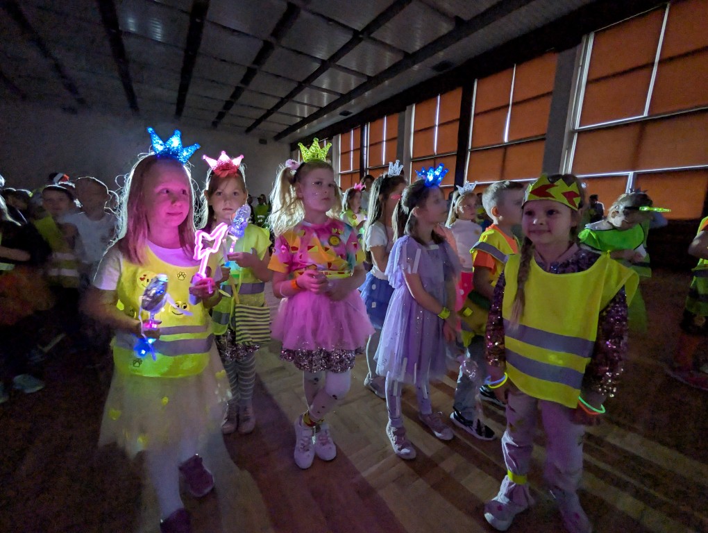 "Odblaskowy pokaz mody"