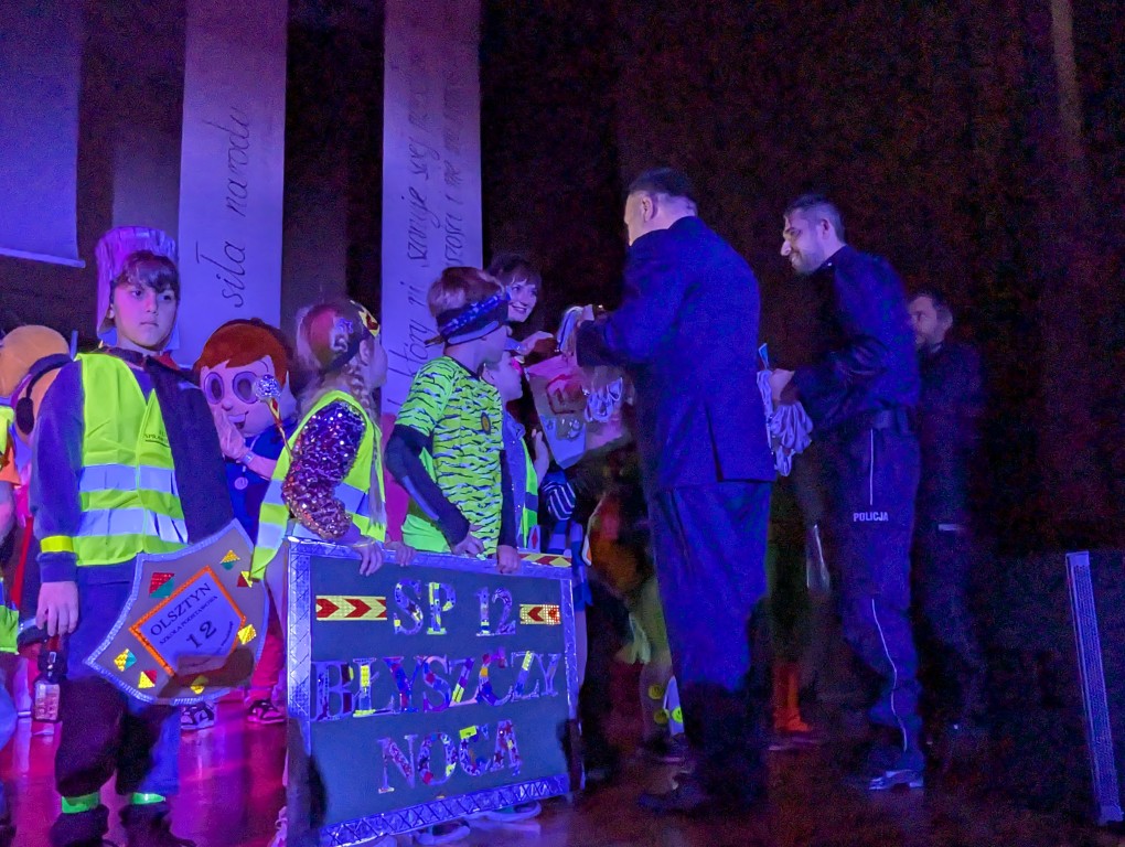 "Odblaskowy pokaz mody"