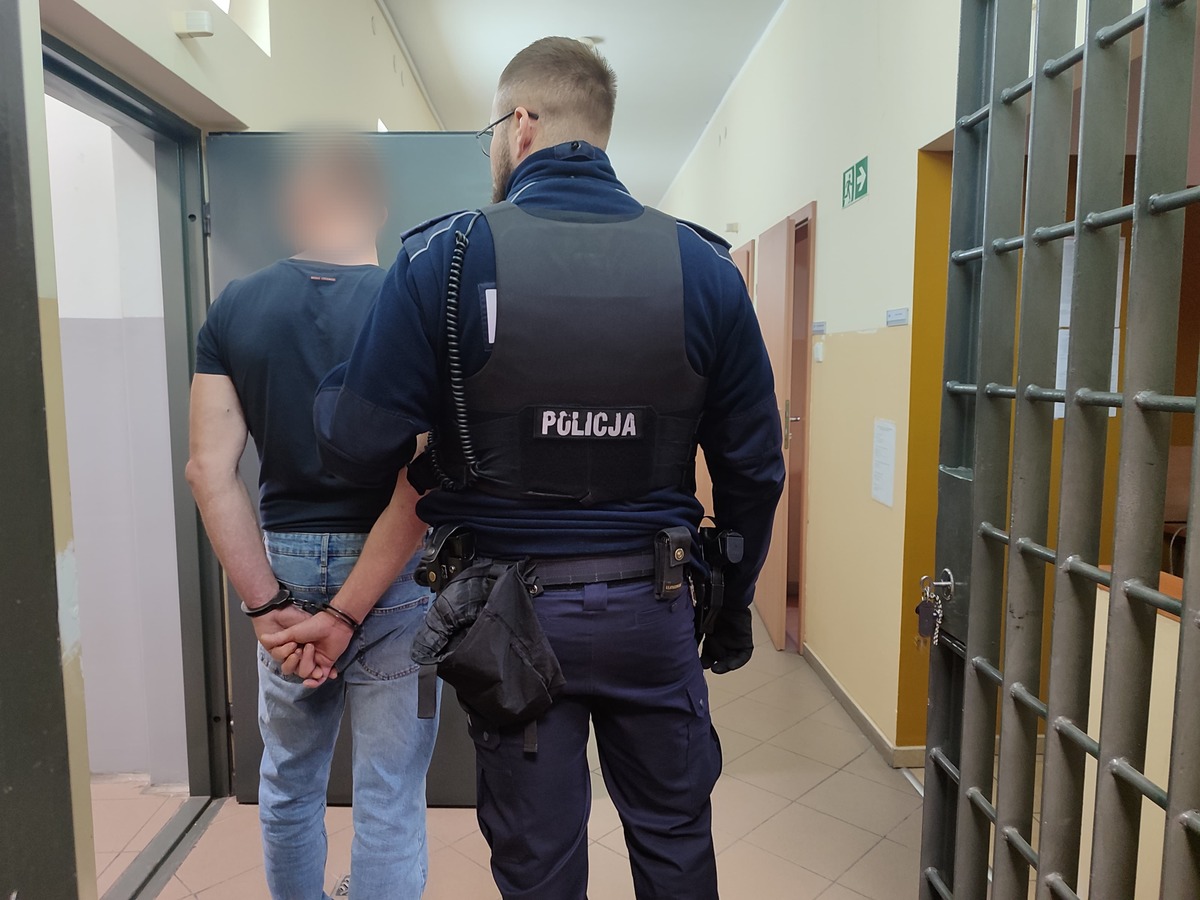 Policjant i zatrzymana osoba