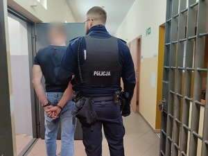 Policjant i zatrzymana osoba