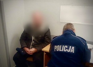 Policjant i zatrzymany mężczyzna