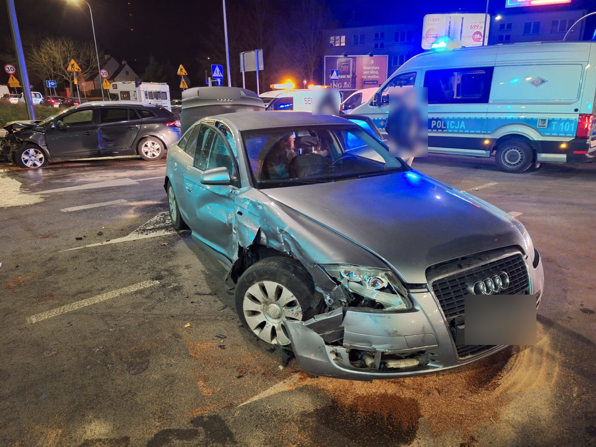 Uszkodzony samochód po kolizji