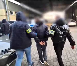 Policjanci i zatrzymana osoba