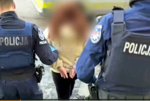 Zatrzymana kobieta prowadzona przez policjantów