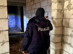 Policjant podczas kontroli.