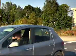 Kierowca korzystający z telefonu komórkowego.