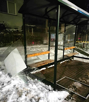 Uszkodzona wiata przystankowa