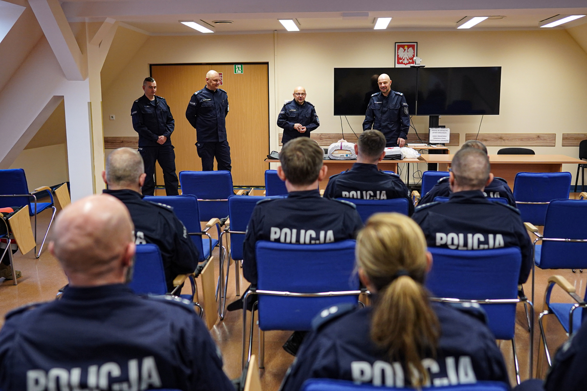 Policjanci podczas przekazania sprzętu