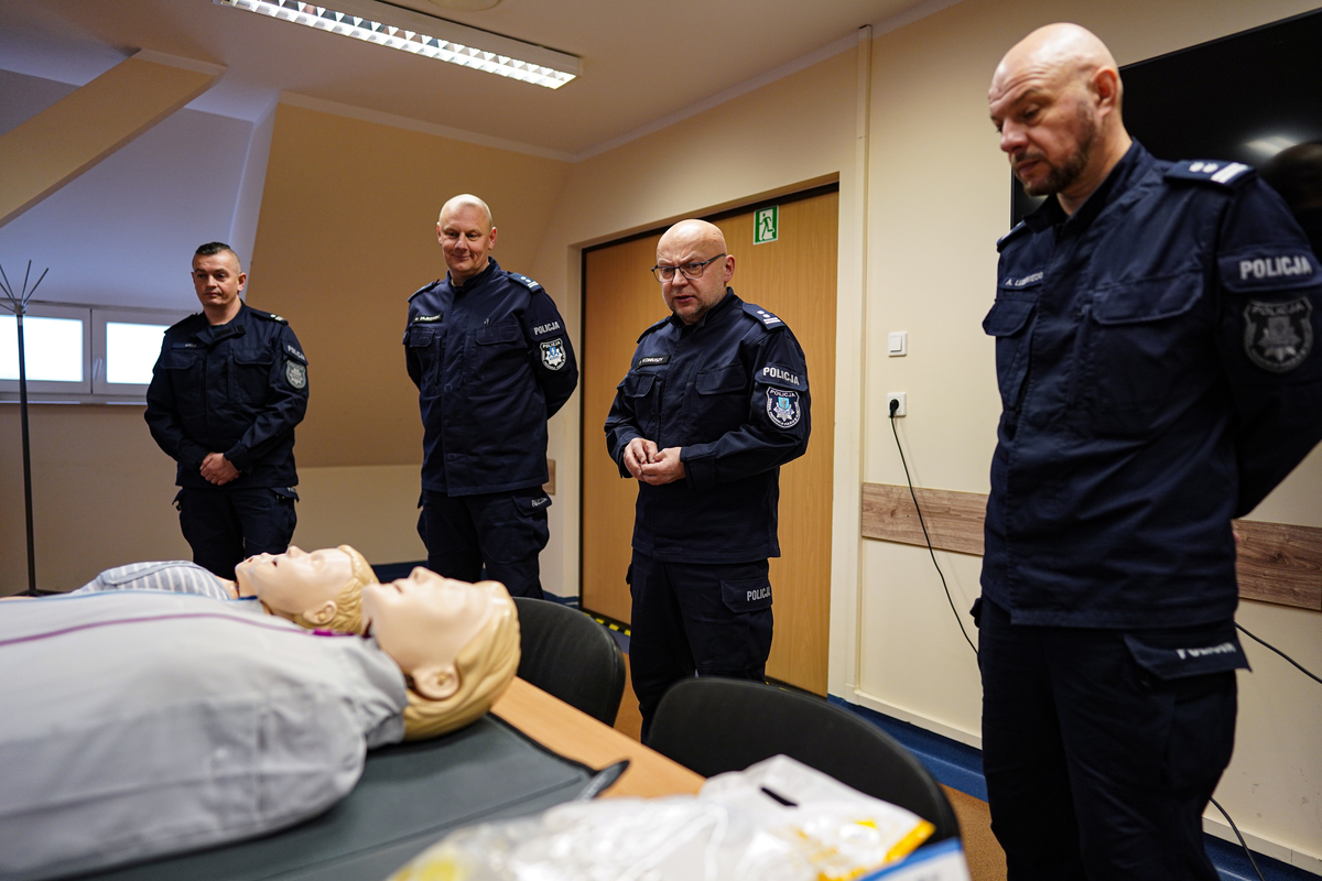 Policjanci podczas przekazania sprzętu