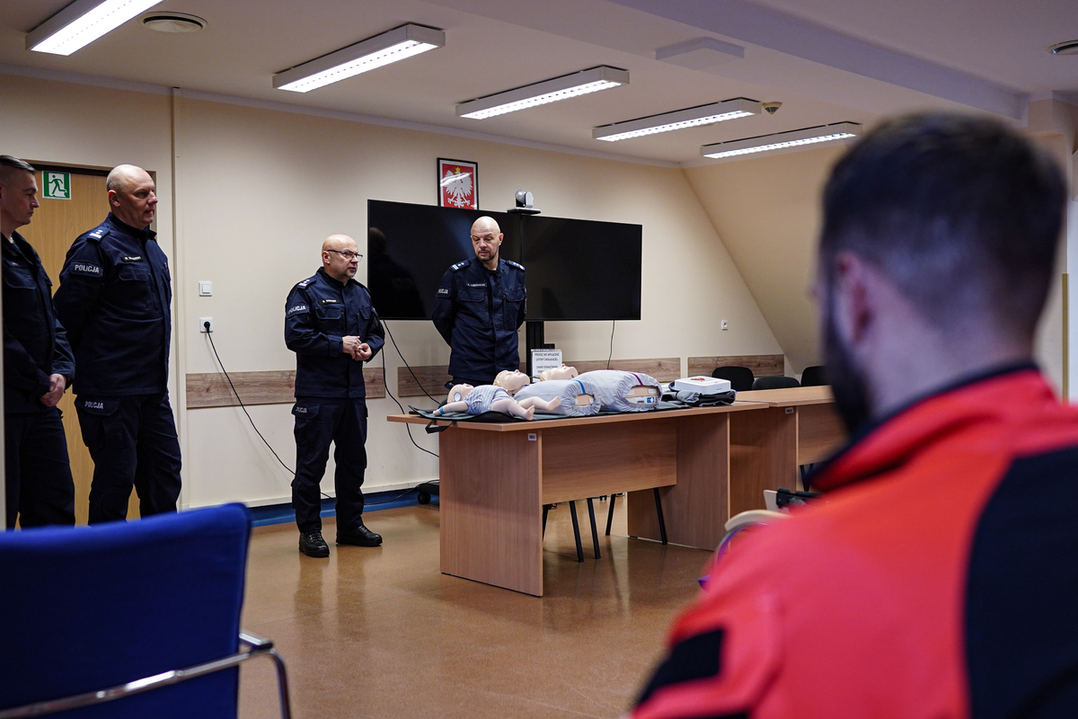 Policjanci podczas przekazania sprzętu