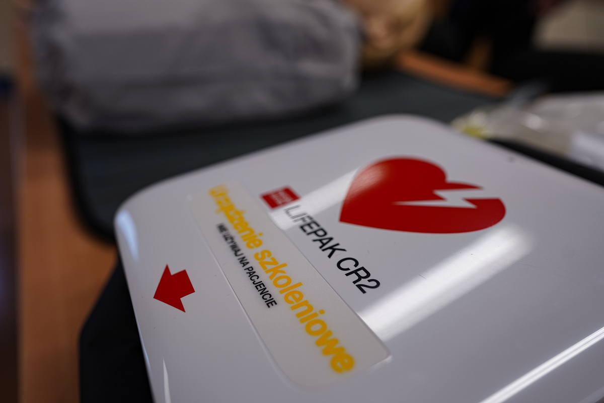 Policjanci podczas przekazania sprzętu