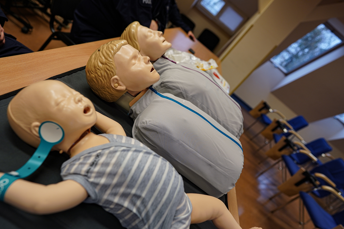 Policjanci podczas przekazania sprzętu